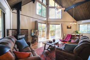 Smart-TV, Kamin, Bücher