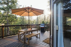 Outdoor dining - Forest VIEWS A frame cabin, firepit, pool table, near Yosemite (Groveland)