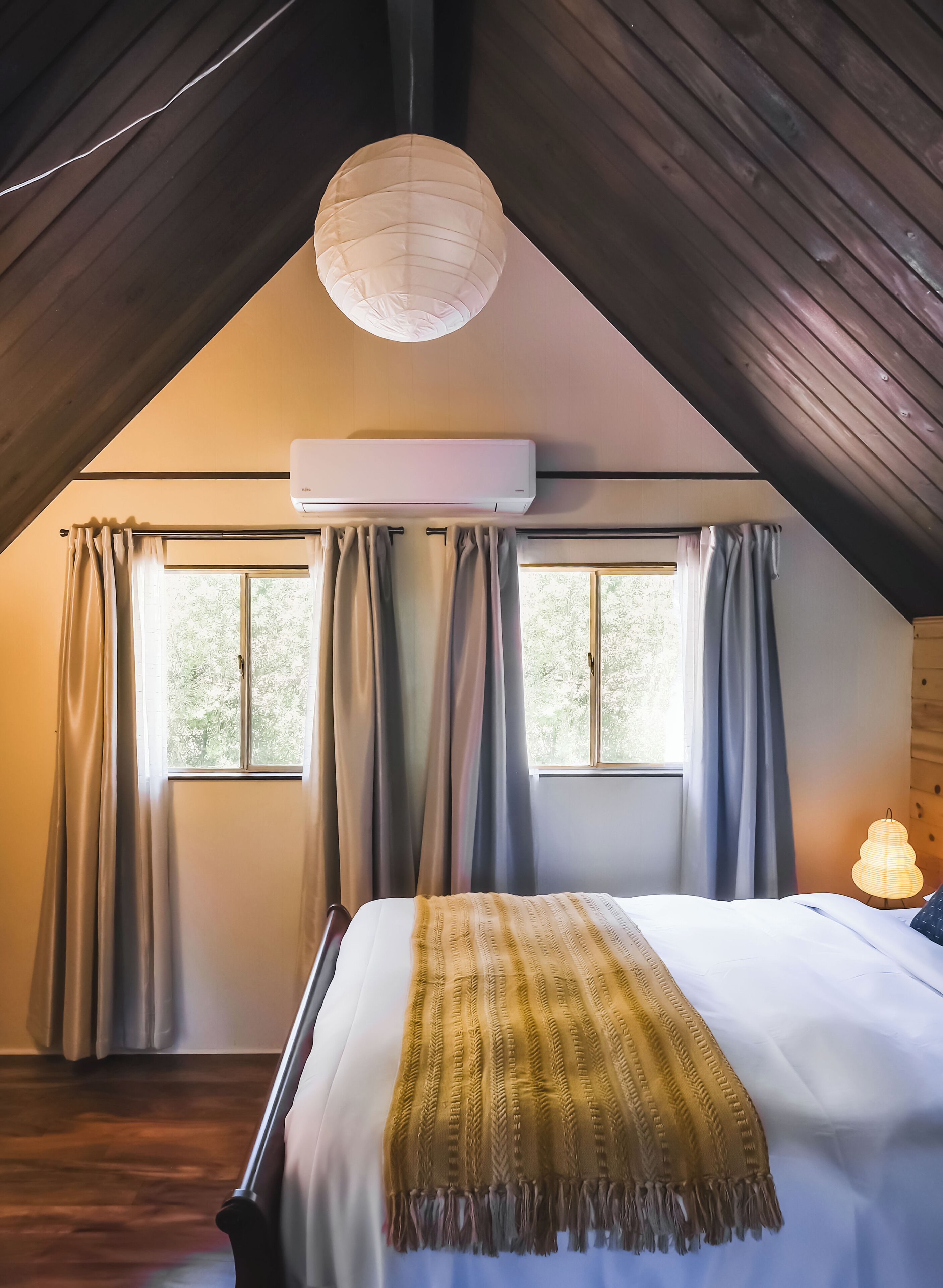 4 bedrooms, desk, WiFi, bed sheets