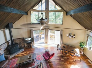 Smart TV, fireplace, books - Forest VIEWS A frame cabin, firepit, pool table, near Yosemite (Groveland)