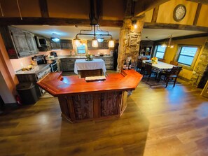 Microondas, horno, placa de cocina y lavavajillas