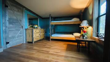 3 habitaciones, tabla de planchar con plancha y ropa de cama