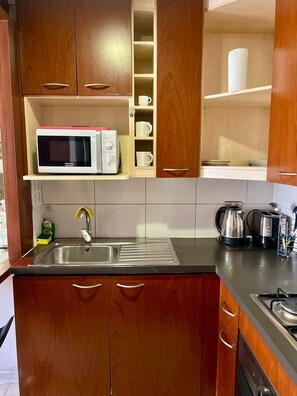 ベーシック アパートメント | 専用キッチン | 冷蔵庫、電子レンジ、オーブン、調理器具と食器