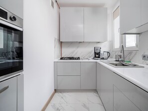 Fridge, oven, stovetop, dishwasher