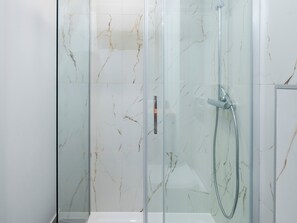 Douche, séchoir à cheveux, serviettes fournies