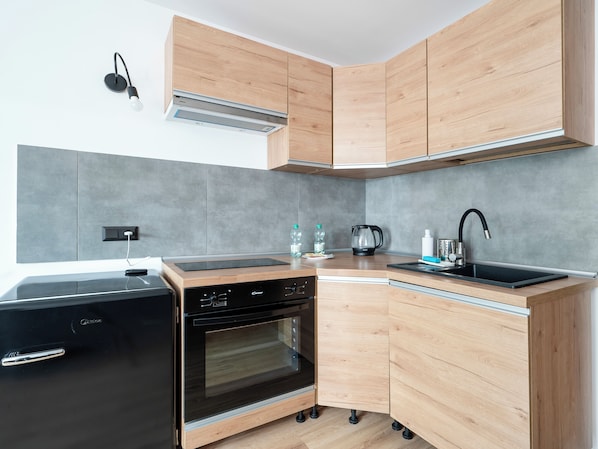 Fridge, oven, stovetop