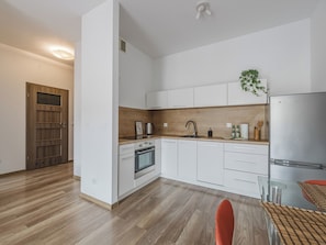 Fridge, oven, stovetop, dishwasher