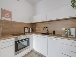 Fridge, oven, stovetop, dishwasher