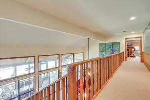 Interior - Waterfront Gem on Lake Martin w/ Kayaks & Dock! (Eclectic)