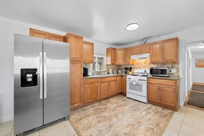 Refrigerador, microondas, horno y parrilla de estufa 