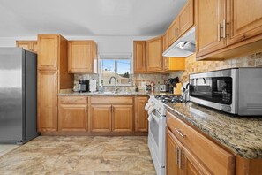 Fridge, microwave, oven, stovetop - 4-bedroom house in charming El Cajon with AC, WiFi (El Cajon)