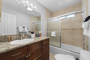 Doccia, asciugacapelli, asciugamani, sapone