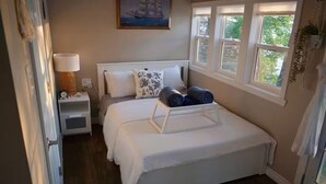 3 bedrooms, iron/ironing board, WiFi, bed sheets - The Blue Heron Cottage (Roseneath)