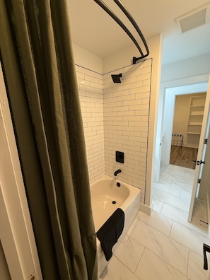 Dusche, Haartrockner, Handtücher, Toilettenpapier