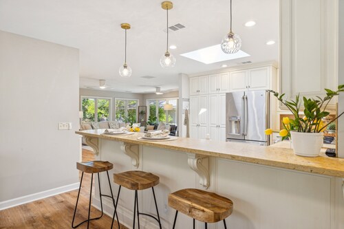Luxury Modern Home on Lagoon | Private Pool, Bikes