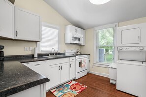 Køleskab, mikrobølgeovn, ovn, kogeplade