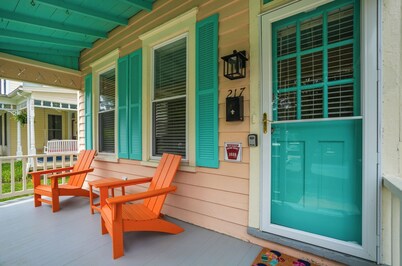 The Beach Peach | Walk Downtown Cape Charles to Beach, Shops & Dining, Renovated + Pet Friendly
