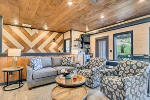 TV connectée, jeux vidéo, baby-foot, livres