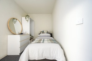 2 bedrooms, iron/ironing board, bed sheets