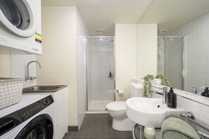 Shower, hair dryer, towels, soap - Stylish 2-bedroom apartment in vibrant Melbourne (Melbourne)