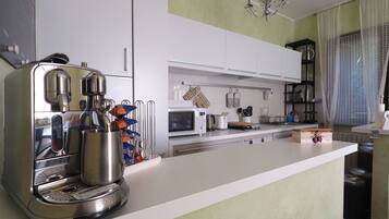 Een koelkast, een magnetron, een kookplaat, een vaatwasser