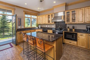 Fridge, microwave, oven, stovetop - New! Near Town Center with private hot tub and community center (Big Sky)