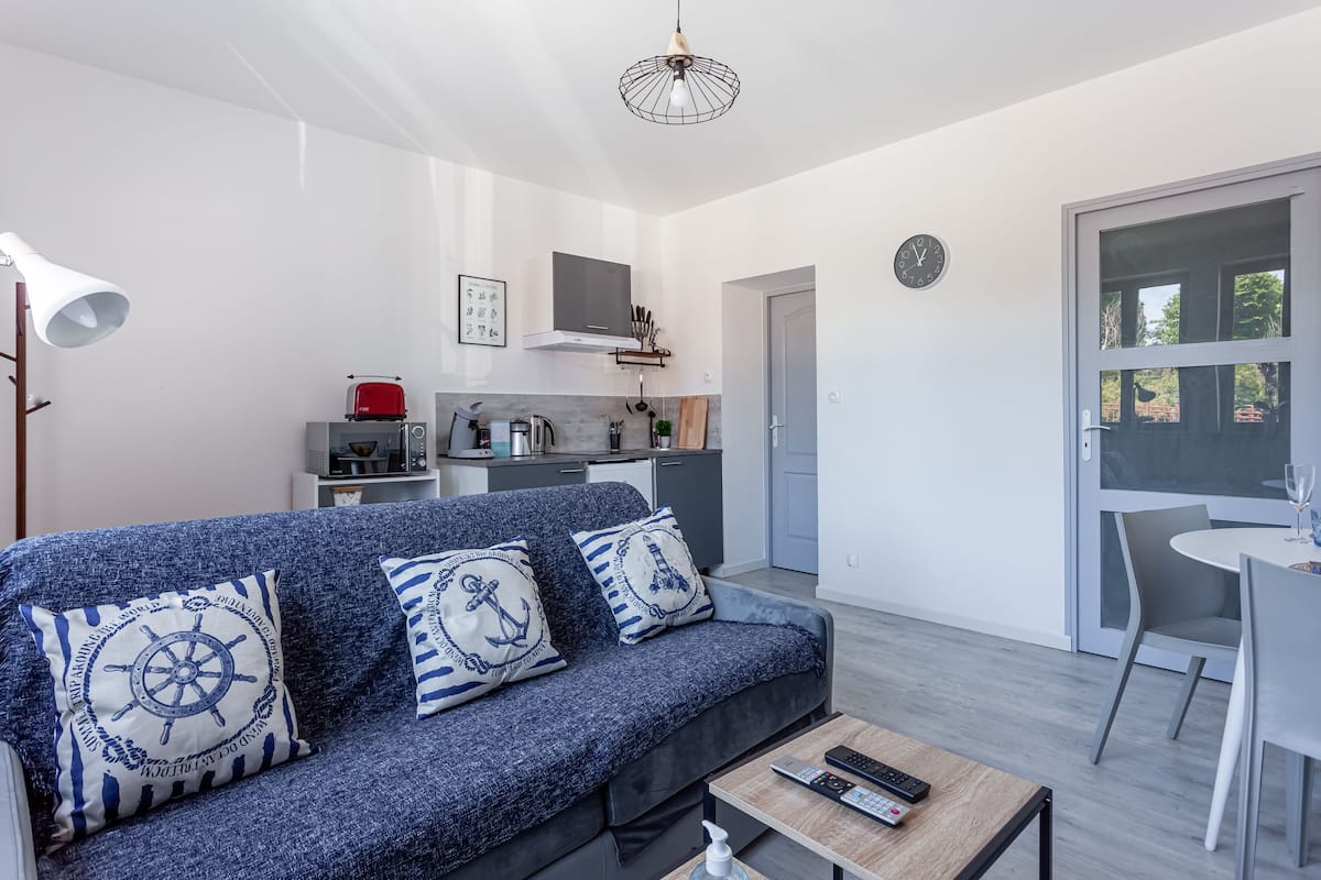Family Apartment, 1 Double Bed with Sofa bed, Kitchenette, City View | Living area | TV
