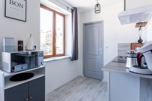 Familieleilighet, 1 dobbeltseng med sovesofa, tekjøkken, byutsikt | Eget kjøkken | Minikjøleskap, mikrobølgeovn, kokeplater og høy barnestol