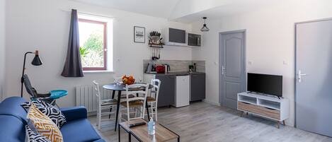 Family Apartment, 1 Double Bed with Sofa bed, Kitchenette, City View | Living area