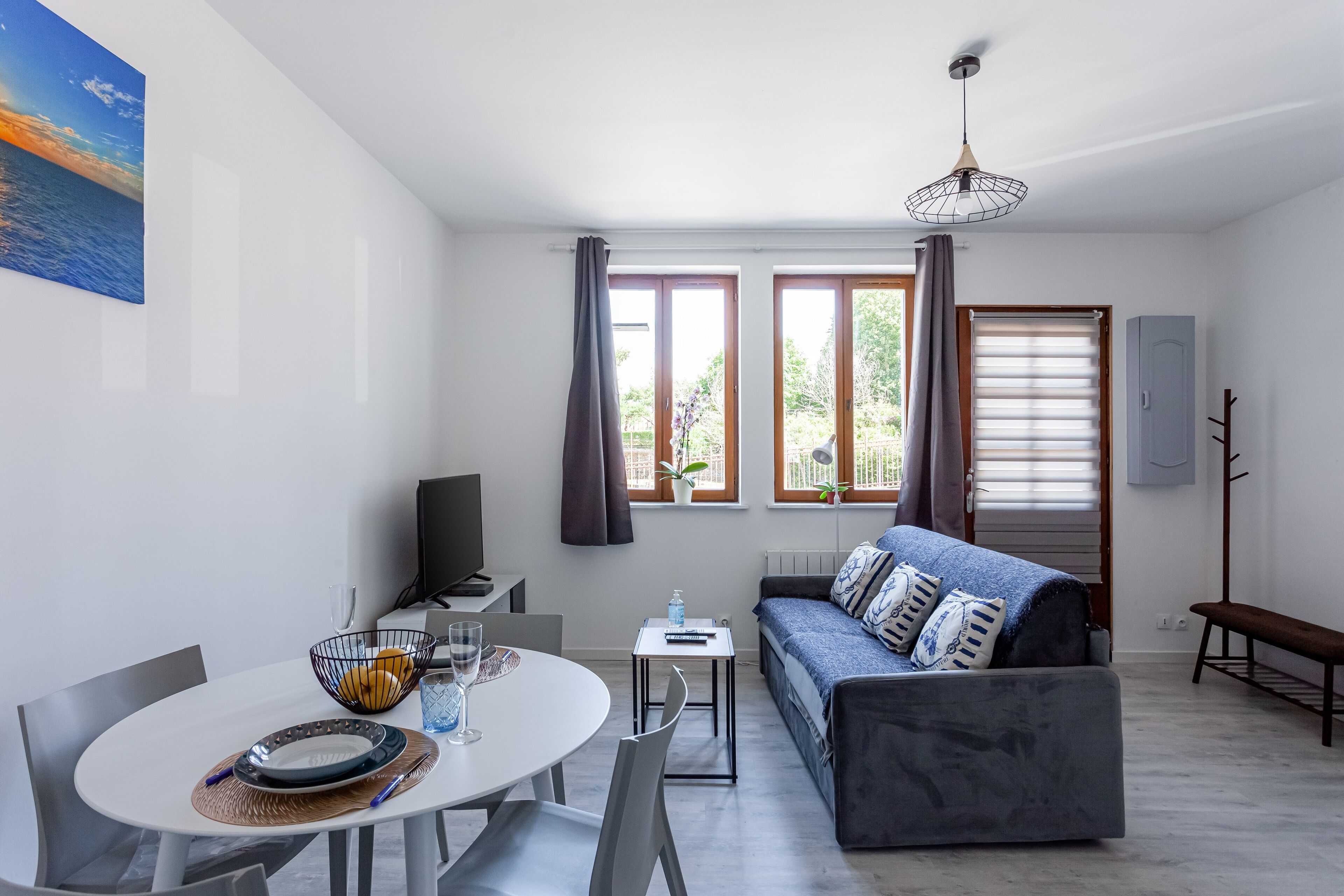 Apartamento familiar, 1 cama doble con sofá cama, cocina básica, vistas a la ciudad | Zona de estar | Una televisión