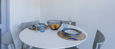 Appartement Familial, 1 lit double et 1 canapé-lit, coin cuisine, vue ville | Coin séjour | Télévision