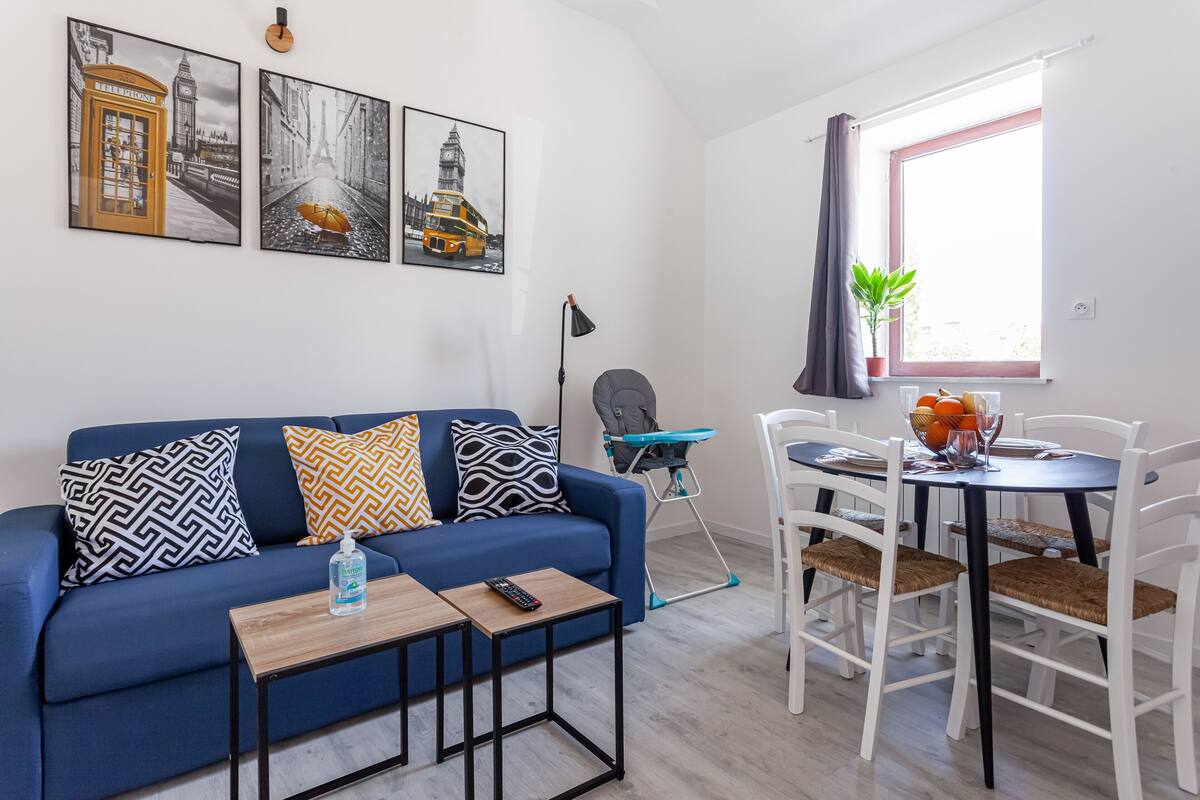 Family Apartment, 1 Double Bed with Sofa bed, Kitchenette, City View | Living area | TV