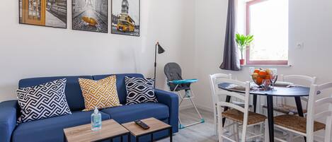 Family Apartment, 1 Double Bed with Sofa bed, Kitchenette, City View | Living area