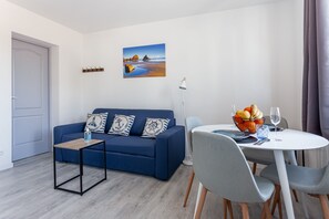 Familie appartement, 1 tweepersoonsbed met slaapbank, kitchenette, uitzicht op stad | Woonruimte | Een televisie