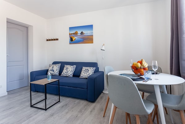 Family Apartment, 1 Double Bed with Sofa bed, Kitchenette, City View | Living area | TV
