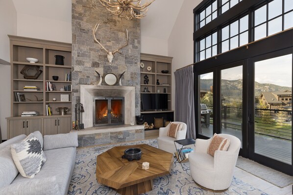 Smart TV, fireplace