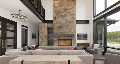 New! Luxury ski-in/ ski-out home on Little Thunder Run with hot tub