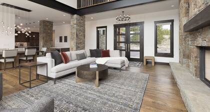New! Luxury ski-in/ ski-out home on Little Thunder Run with hot tub