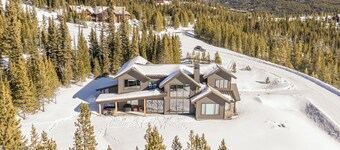 New! Luxury ski-in/ ski-out home on Little Thunder Run with hot tub