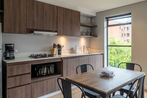 Jääkaappi, mikroaaltouuni, uuni, kahvin-/teenkeitin