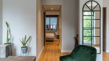 1 dormitorio, tabla de planchar con plancha, ropa de cama