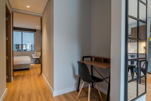 1 dormitorio, tabla de planchar con plancha, ropa de cama