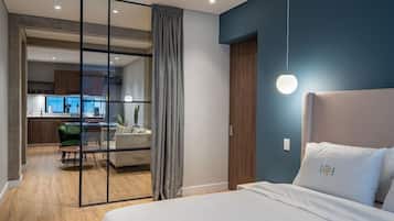 1 habitación, tabla de planchar con plancha y ropa de cama