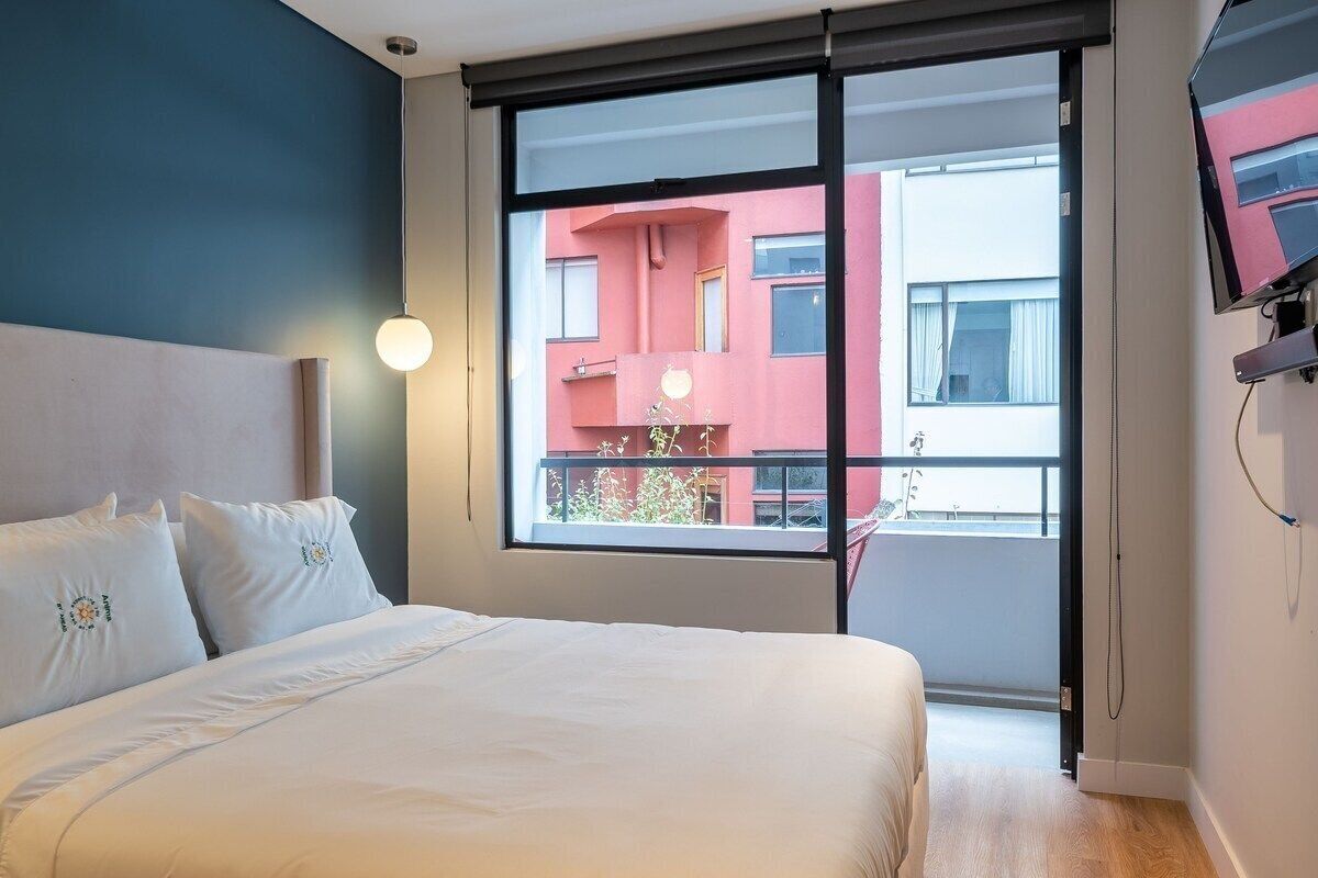 1 habitación, tabla de planchar con plancha y ropa de cama 