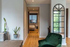 1 dormitorio, tabla de planchar con plancha, ropa de cama