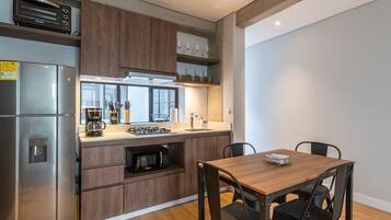 Refrigerador, microondas, horno y cafetera y tetera