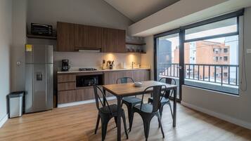 Fridge, microwave, oven, coffee/tea maker