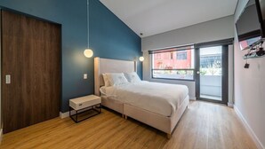 Una camera da letto con un letto, un comodino e una finestra vista esterna.