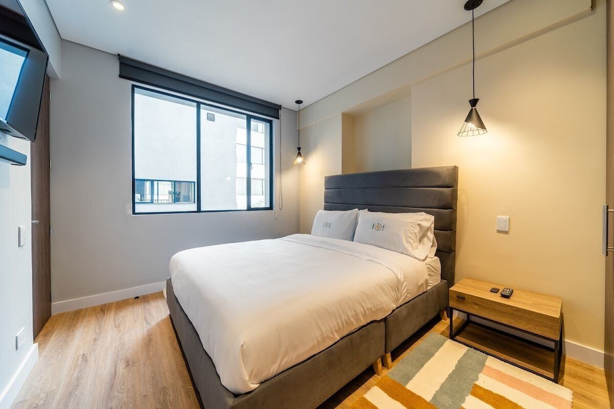 1 habitación, tabla de planchar con plancha y ropa de cama 