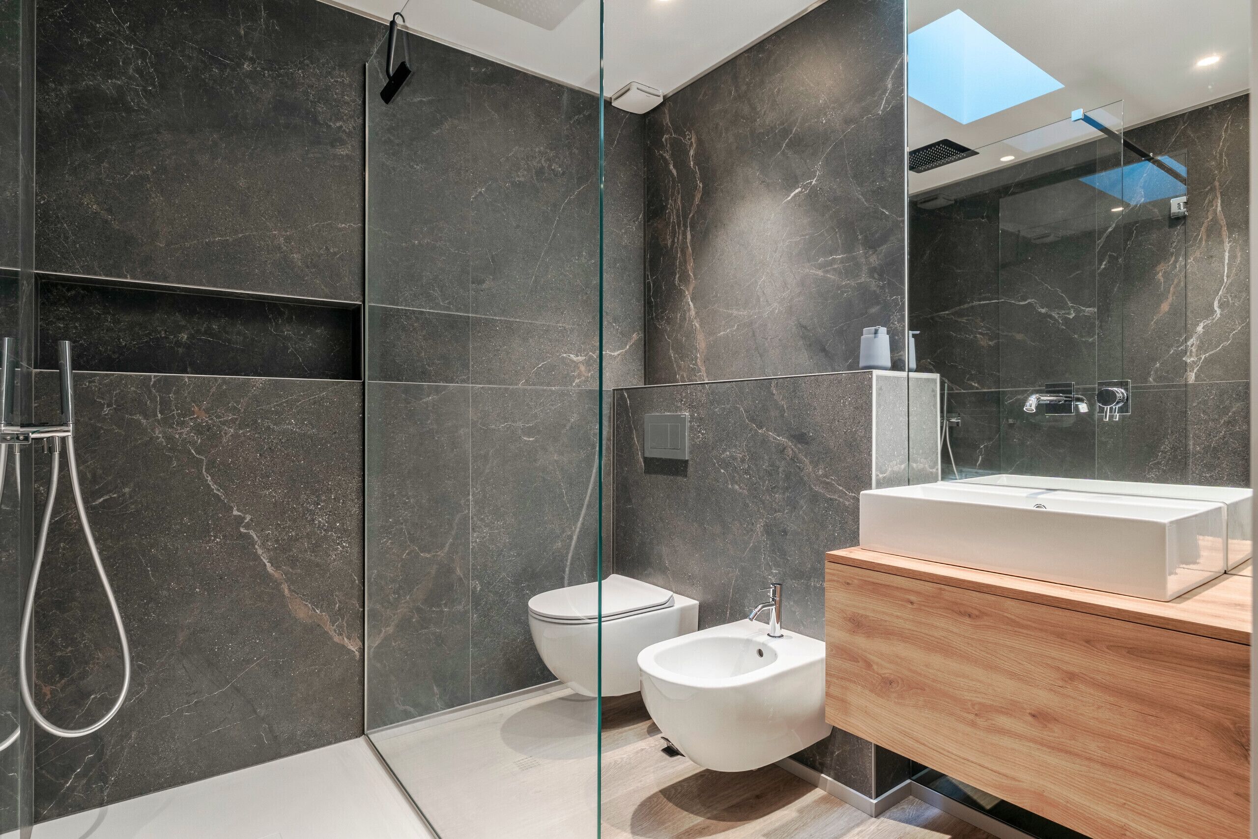 Douche, sèche-cheveux, serviettes fournies